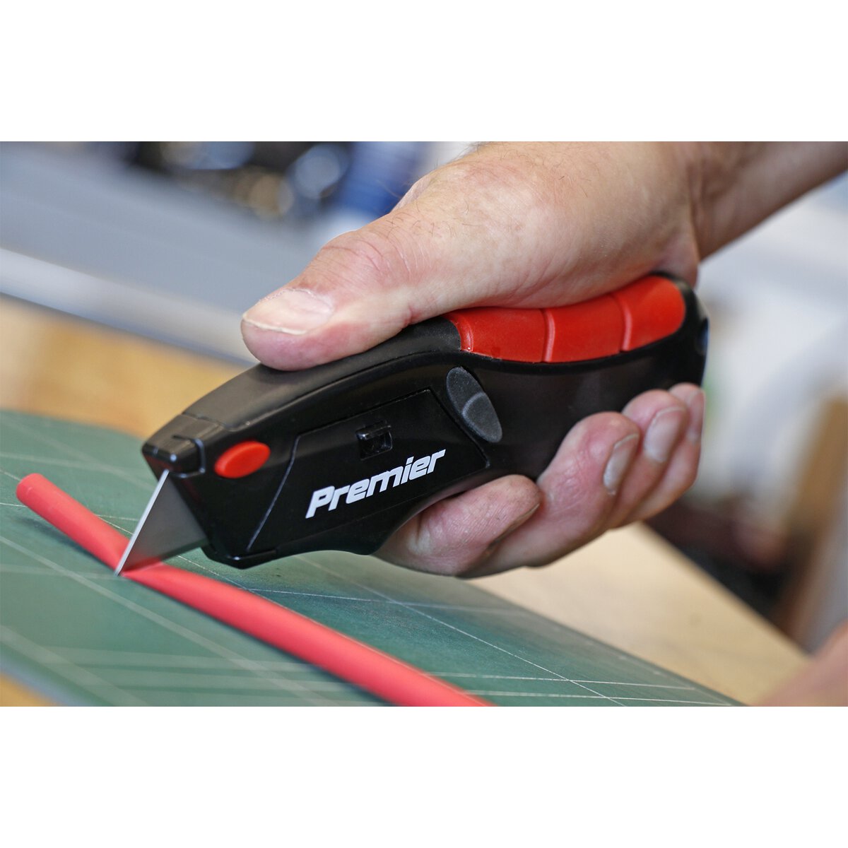 Utility Knife Auto-Loading Squeeze Action