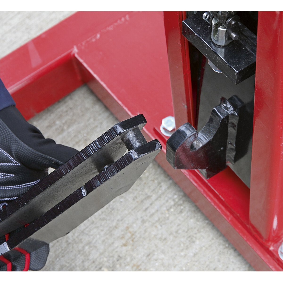 Vehicle Lift 1.5tonne Air/Hydraulic with Foot Pedal