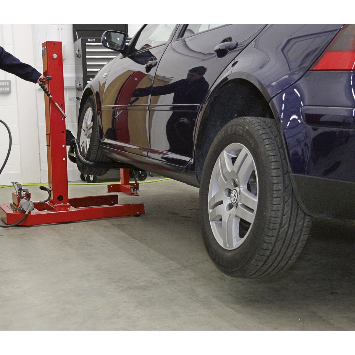 Vehicle Lift 1.5tonne Air/Hydraulic with Foot Pedal