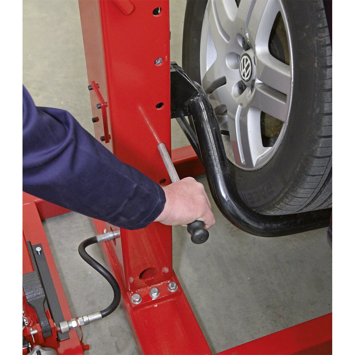 Vehicle Lift 1.5tonne Air/Hydraulic with Foot Pedal
