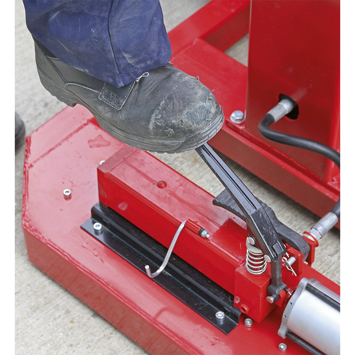 Vehicle Lift 1.5tonne Air/Hydraulic with Foot Pedal