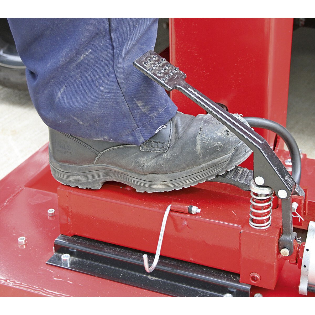 Vehicle Lift 1.5tonne Air/Hydraulic with Foot Pedal