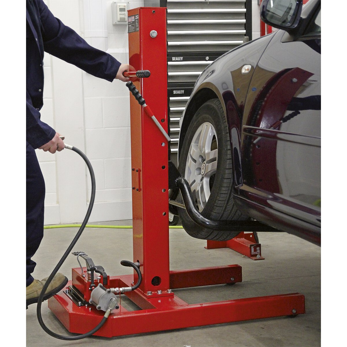 Vehicle Lift 1.5tonne Air/Hydraulic with Foot Pedal