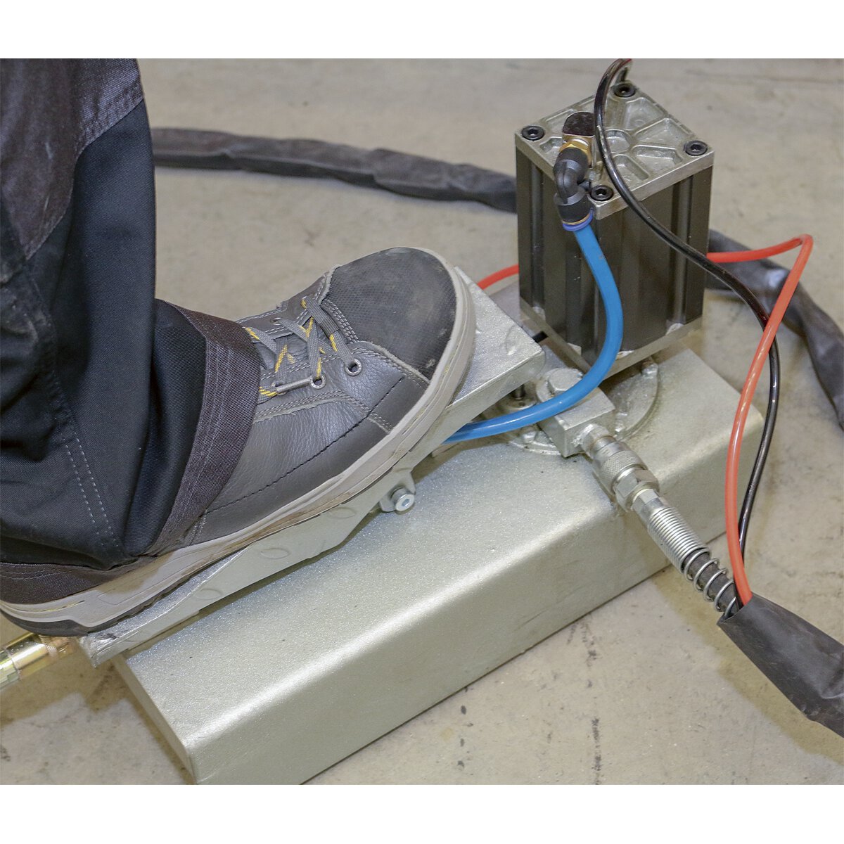 Vehicle Lift 2.5tonne Air/Hydraulic