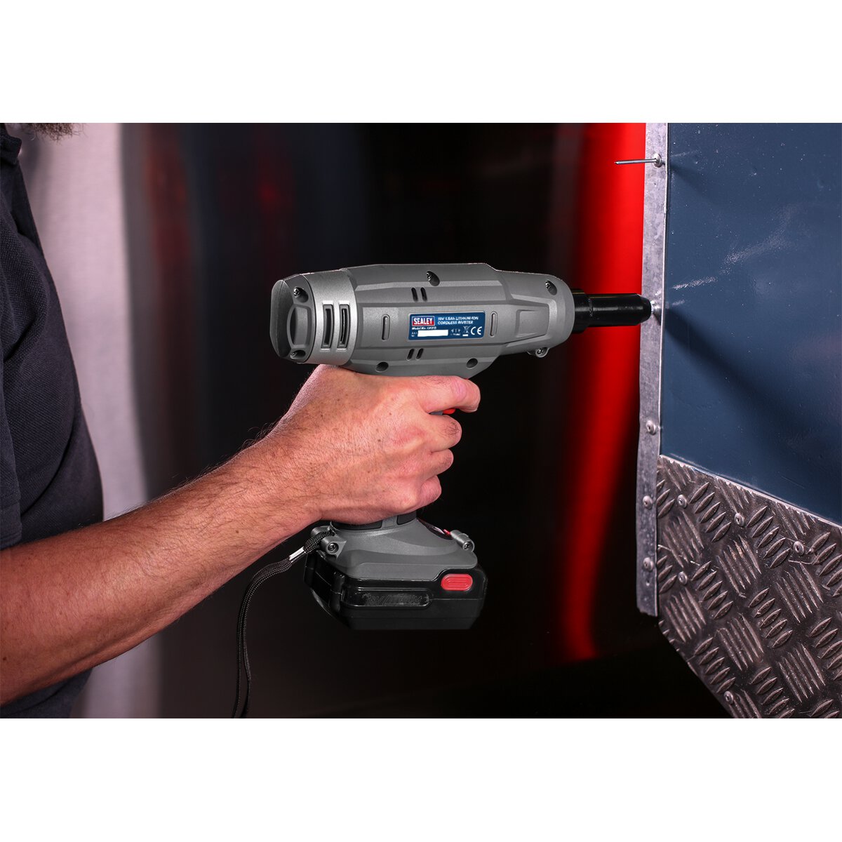 Cordless Riveter 18V 1.5Ah Lithium-ion 1hr Charger