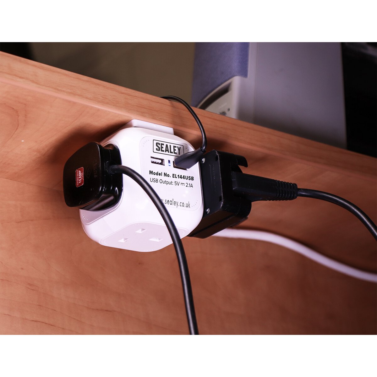 Extension Cable Cube 1.4m 4 x 230V + 2 x USB Sockets - White