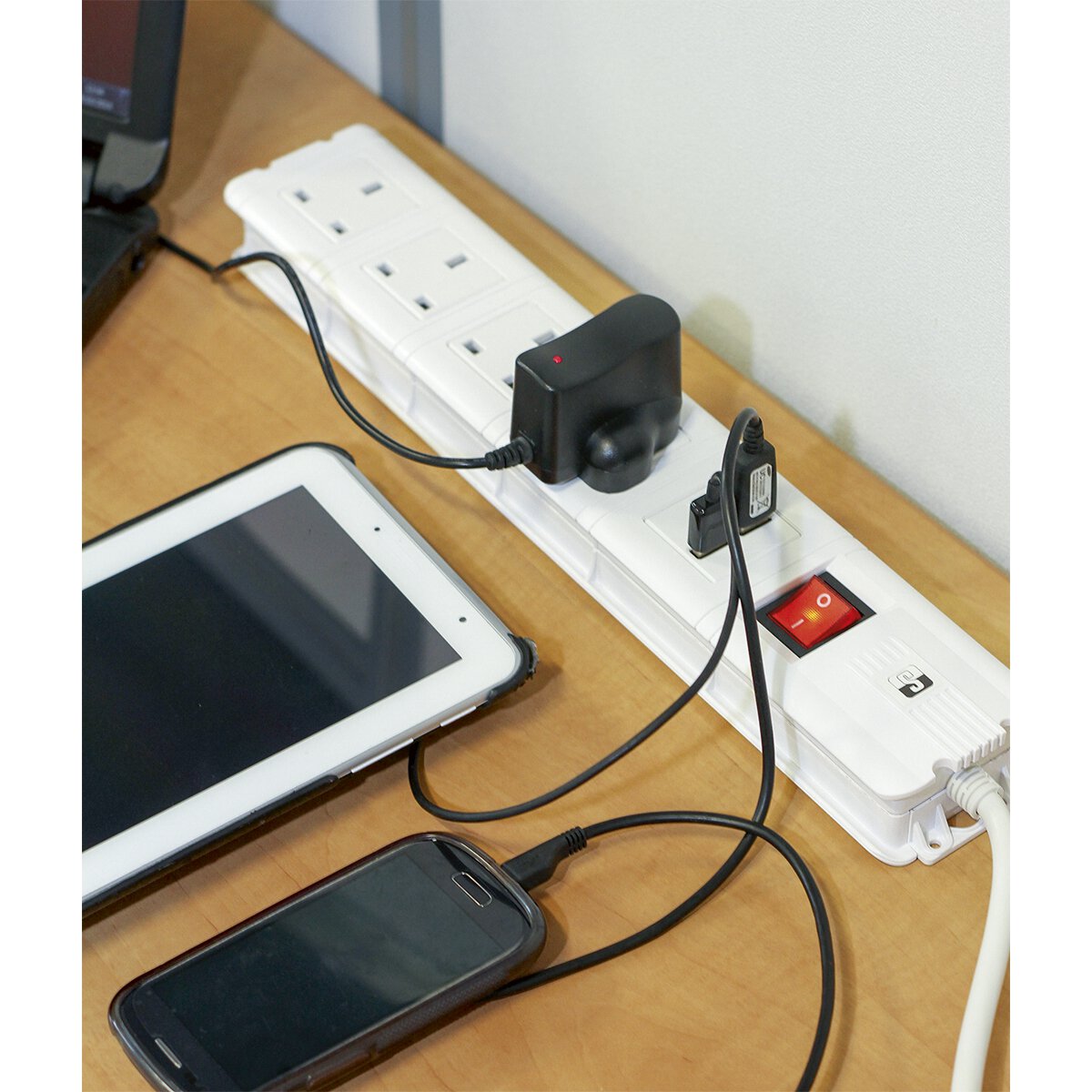 Extension Cable 3m 4 x 230V + 2 x USB Sockets - White