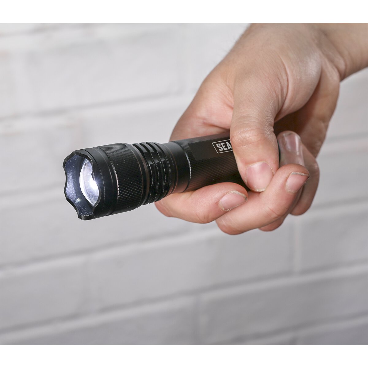 Aluminium Torch 3W XPE CREE LED Adjustable Focus 3 x AAA Cell