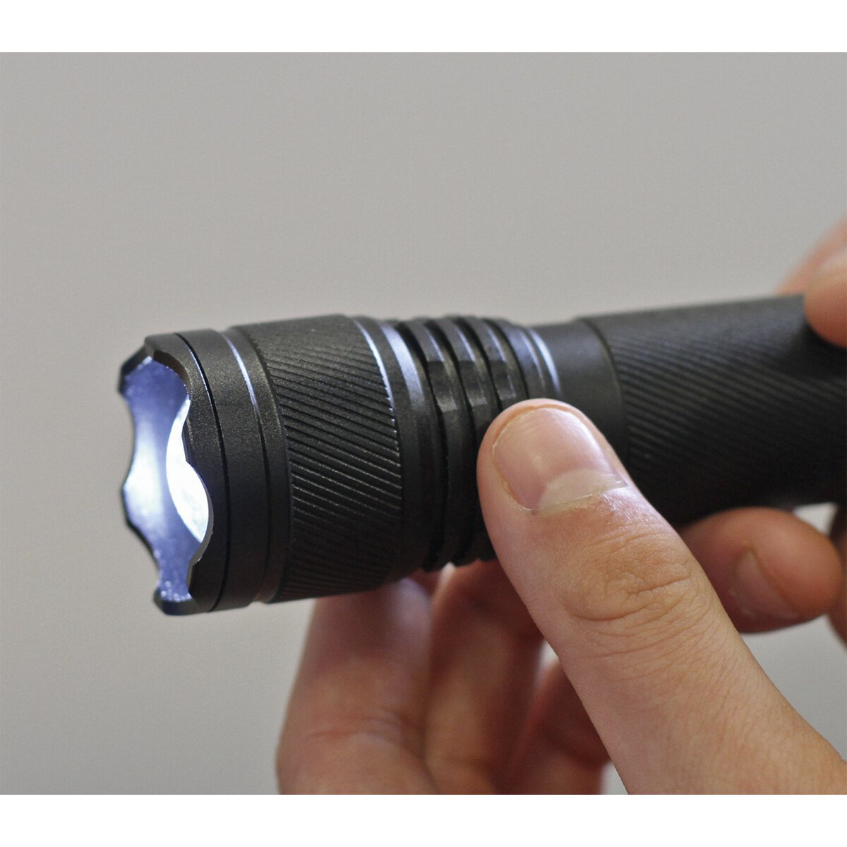 Aluminium Torch 3W XPE CREE LED Adjustable Focus 3 x AAA Cell