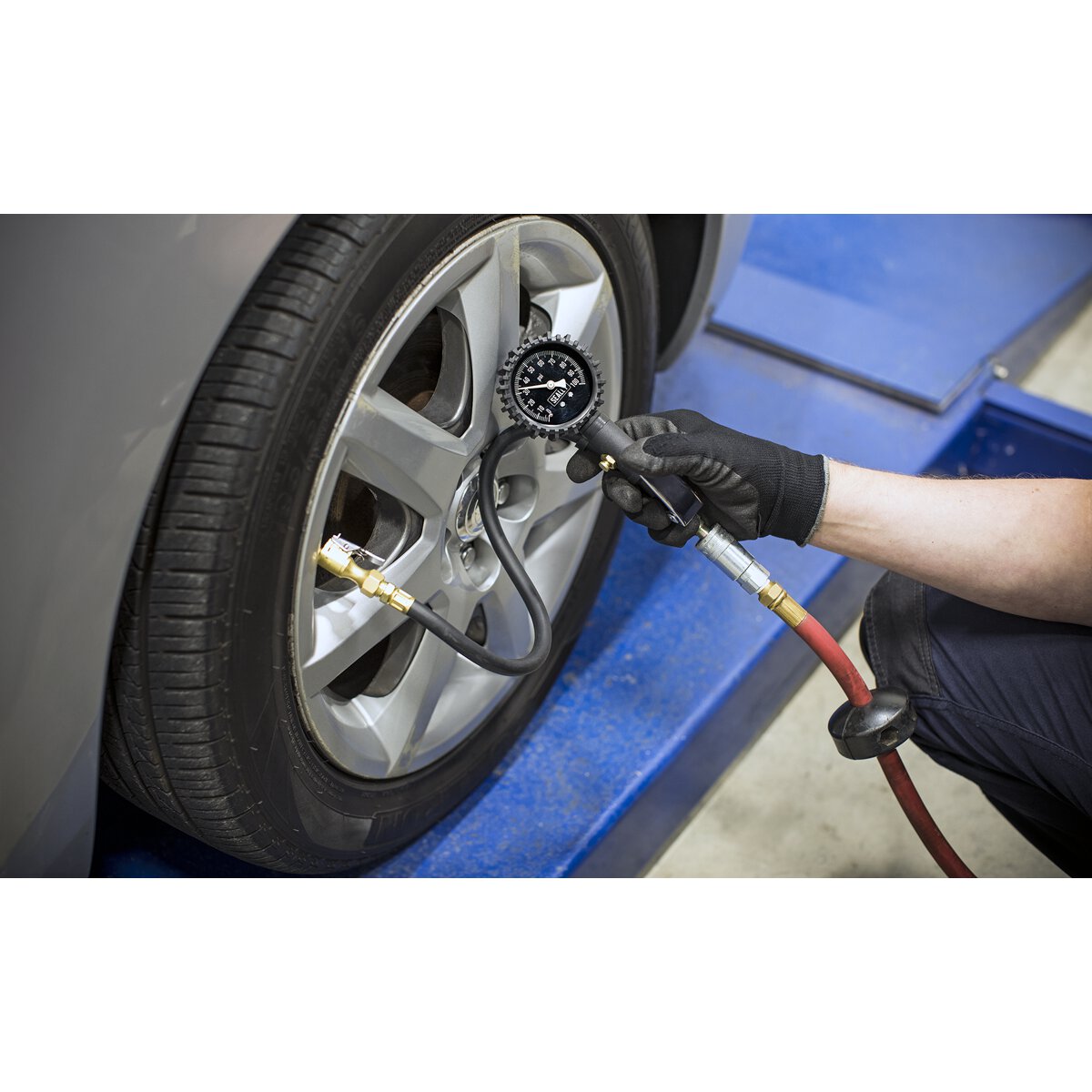 Tyre Inflator with Clip-On Connector