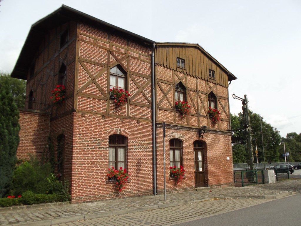 how to choose building materials for the front of the house that are both beautiful and durable brick wall